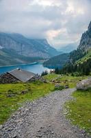 ein Wandern Weg durch ein Blau See unter ein wolkig Himmel foto