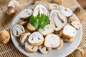Stroh Pilze auf Weiß Platte, frisch Pilze Scheibe zum Kochen Essen foto
