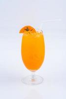 ein Smoothie-Orangensaft. Getränk für den Sommer auf dem weißen Hintergrund. foto