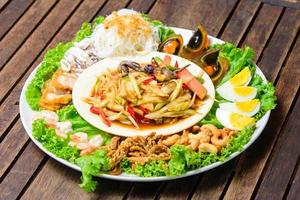 Liebling Essen von Thailand. Papaya würzig Salat mit Vielfalt Seite Geschirr serviert im Tablett. foto