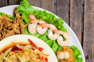 Liebling Essen von Thailand. Papaya würzig Salat mit Vielfalt Seite Geschirr serviert im Tablett. foto