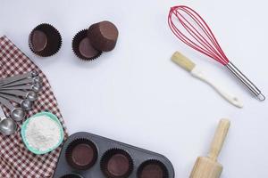 Draufsichtsatz Küchenutensilien und Zutaten für Bäckerei auf weißem Hintergrund. Materialien oder Küchengeräte für die Bäckerei. foto