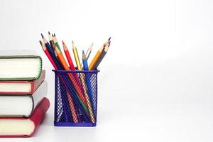 Stapel von Bücher und verwischen Bleistift auf Weiß Hintergrund. Wissen und Bildung Konzept. foto