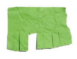 Grün Blatt von Papier mit zerrissen Kanten zum Schreiben ein Anzeige auf ein Weiß isoliert Hintergrund foto