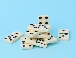 ein Stapel von Domino auf ein Blau Hintergrund, ein intellektuell Spiel foto