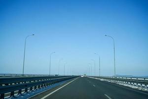 Landschaft von Amurbrücke mit klarem blauem Himmel in Wladiwostok, Russland foto