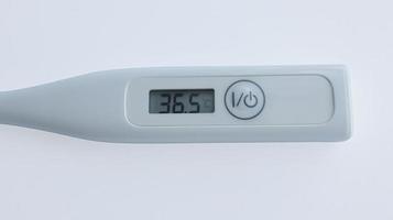 Digital Thermometer isoliert auf Weiß benutzt zu messen Körper Temperatur. foto