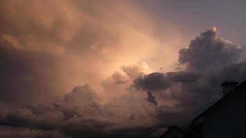 Fragment von ein Haus gegen das Hintergrund von ein Sonnenuntergang oder Sonnenaufgang, ein lila Himmel mit Wolken. Dämmerung bunt Himmel. Luft und flauschige Wolken wie ein Konzept von Hoffnung. dramatisch Himmel. foto