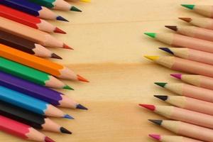 farbig Bleistift auf hölzern Hintergrund foto