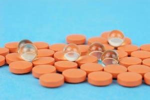 sortiert pharmazeutische Medizin Pillen, Tablets und Kapseln Über Blau Hintergrund foto