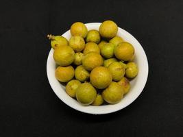 frisch Longan Obst isoliert schwarz Hintergrund foto