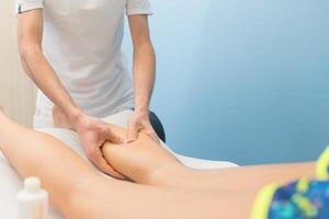 Wadenmassage durch einen professionellen Physiotherapeuten foto