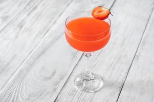 Glas bitterer Fraise-Cocktail foto