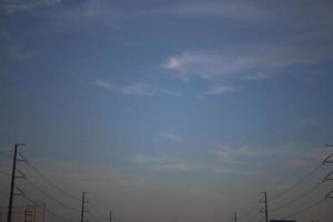 dunkel Blau Wolke und Weiß Blau Himmel Hintergrund und Stadt Abend Zeit mit regnerisch wolkig Zeit foto
