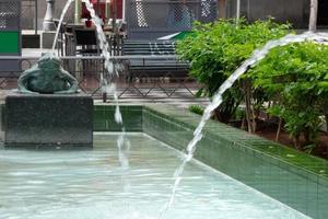 planschen Wasser im Stadt Brunnen foto