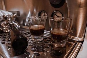 Espresso, das Fett gedruckt und heftig Geschmack Das Kraftstoffe Ihre Tag foto