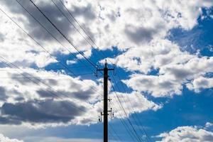 Strommast mit Liniendraht auf farbigem Hintergrund Nahaufnahme foto