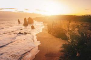 das zwölf Apostel im das großartig Ozean Straße während das Sonnenuntergang, ein ikonisch Felsen Formation von Victoria Zustand von Australien. foto