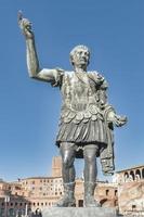 Statue von Kaiser Trajan im Rom foto