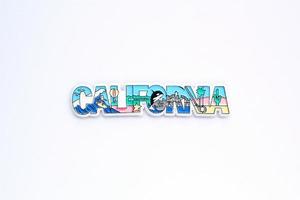 bunt pvc Souvenir Kühlschrank Magnet von Kalifornien, USA auf Weiß Hintergrund. Reise Erinnerung Konzept. Geschenk typisch Produkt zum Touristen von fremd Reise. Zuhause Dekoration. oben Sicht, eben legen, schließen oben foto