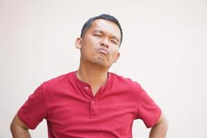 asiatisch Mann hat ein Kopfschmerzen Stress von arbeiten. foto