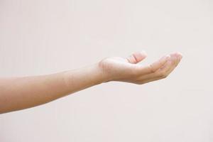 ein asiatisch Frau erstreckt sich ihr Hand zu das Seite mögen ein leeren Objekt auf ihr Hand. foto