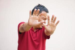 asiatisch Mann halten Hände im Vorderseite foto