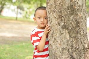 Konzept von Speichern das Welt Junge umarmen ein Baum foto