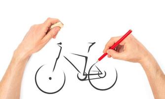 des Mannes Hand zeichnet ein Fahrrad foto