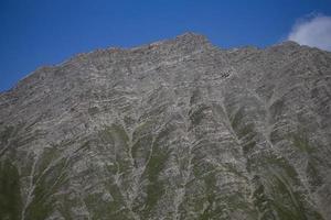 Berg bedeckt mit Moos gegen das Blau Himmel. foto