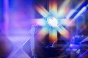 Bühne farbig optisch Licht von ein Scheinwerfer auf ein dunkel Blau Hintergrund. foto
