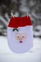 Santa's Weihnachten Tasche ist getrocknet auf ein Seil. foto