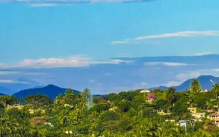 Berg Panorama Klippen Felsen hügelig tropisch Landschaft puerto escondido Mexiko. foto