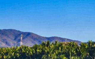 Berg Panorama Klippen Felsen hügelig tropisch Landschaft puerto escondido Mexiko. foto