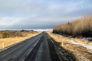 isländisch Landschaft mit Schnee bedeckt Berge und Wolken im Winter. foto