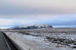 isländisch Landschaft mit Schnee bedeckt Berge und Wolken im Winter. foto
