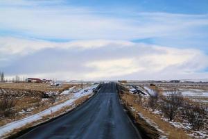 isländisch Landschaft mit Schnee bedeckt Berge und Wolken im Winter. foto