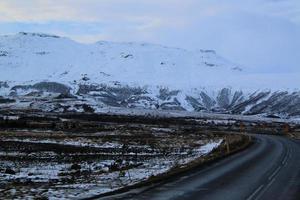 isländisch Landschaft mit Schnee bedeckt Berge und Wolken im Winter. foto