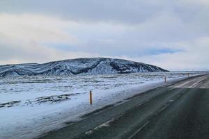 isländisch Landschaft mit Schnee bedeckt Berge und Wolken im Winter. foto