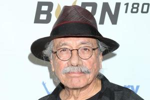 los Engel jun 2 edward James Olmos beim das betrachten Zeitschriften Sommer- Problem Freisetzung Party beim Sofitel los Engel auf Juni 2 2022 im Beverly Hügel ca. foto