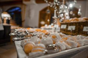 Weiß und Gelb Dessert vereinbart worden beim Zähler von Luxus alpin Hotel foto