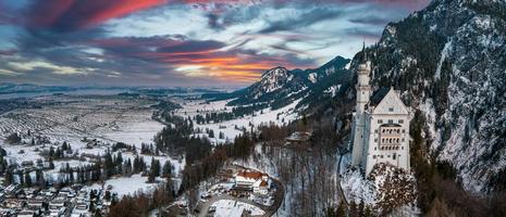 Antenne Aussicht von das neuschwanstein Schloss oder Schloss neuschwanstein auf ein Winter Tag foto