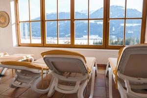 leeren Salon Stühle im Vorderseite von Fenster beim Luxus Hotel foto