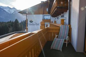 leeren Deck Stuhl im Balkon von Luxus Hotel auf sonnig Tag foto