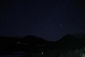 schön Himmel mit Sterne glühend Über Silhouette Landschaft beim Nacht foto