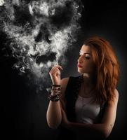 Frau mit gefährlich Rauchen foto