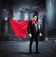 Stadt Superheld mit rot Kap foto