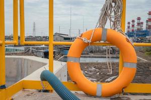 Sicherheit Flotation Ring auf Wasser Lager und Wasser Behandlung Bereich, zum Notfall Aktion. das Foto ist geeignet zu verwenden zum Sicherheit Hintergrund Fotografie, Leistung Pflanze Poster und Elektrizität Inhalt Medien.