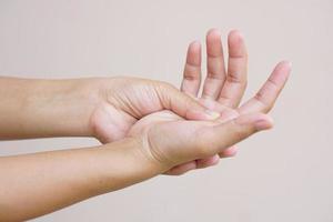 asiatisch Frau haben Hand Taubheit foto