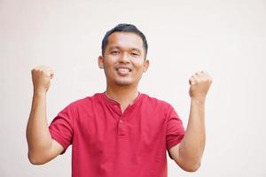 asiatisch Mann lächelnd glücklich erziehen Ihre Hand wie ein Zeichen von in Ordnung foto